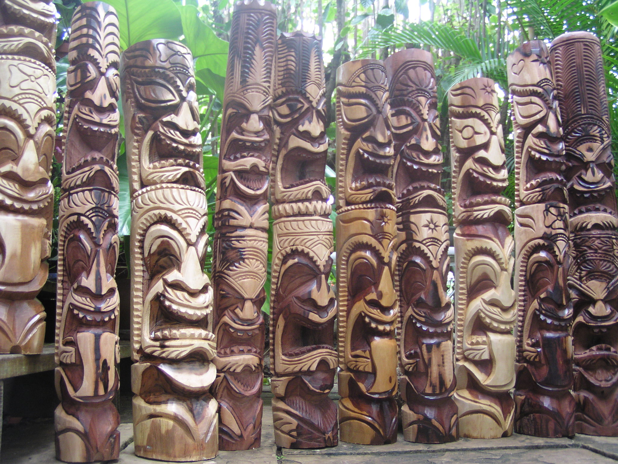 Tiki Totem Poles： History, Meanings, and Design Styles