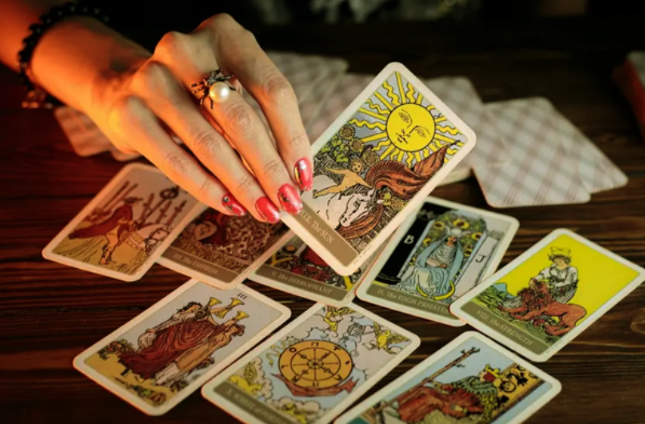 Discover Personal Dynamics Through Tarot Readings： A Guide to Emotional Insight