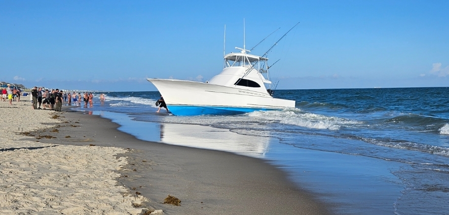 Boat Runs Ashore at Atlantic Beach: Witnesses Capture Scary Moment