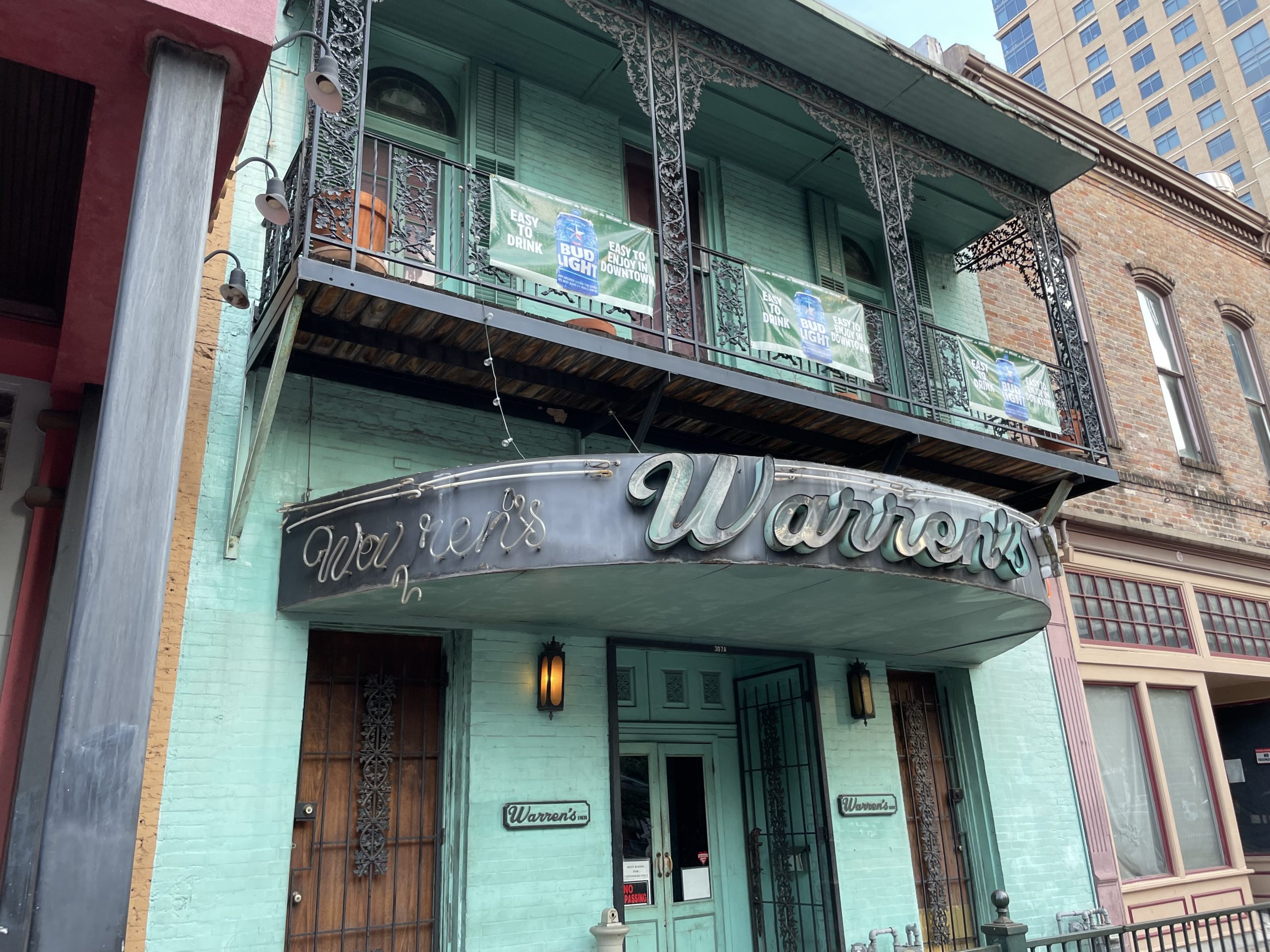 Warrens Inn in Houston Featured in Movie: A Dive Bar with Cinematic History