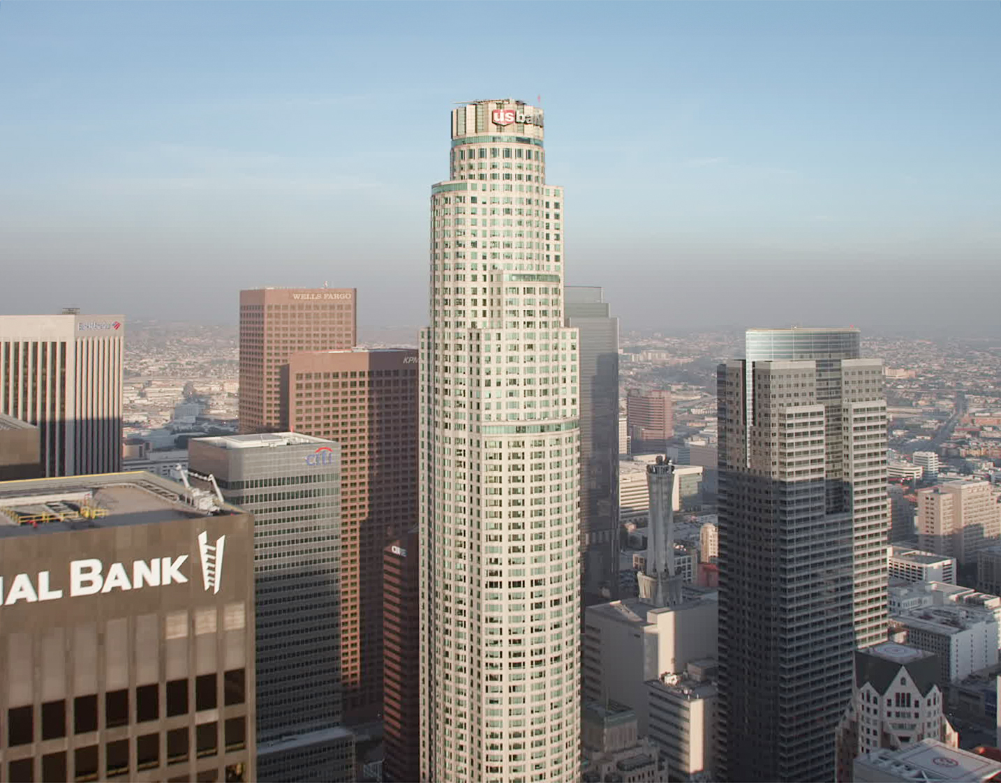 The US Bank Tower: Iconic Architectural Features and Distinctive Design Elements