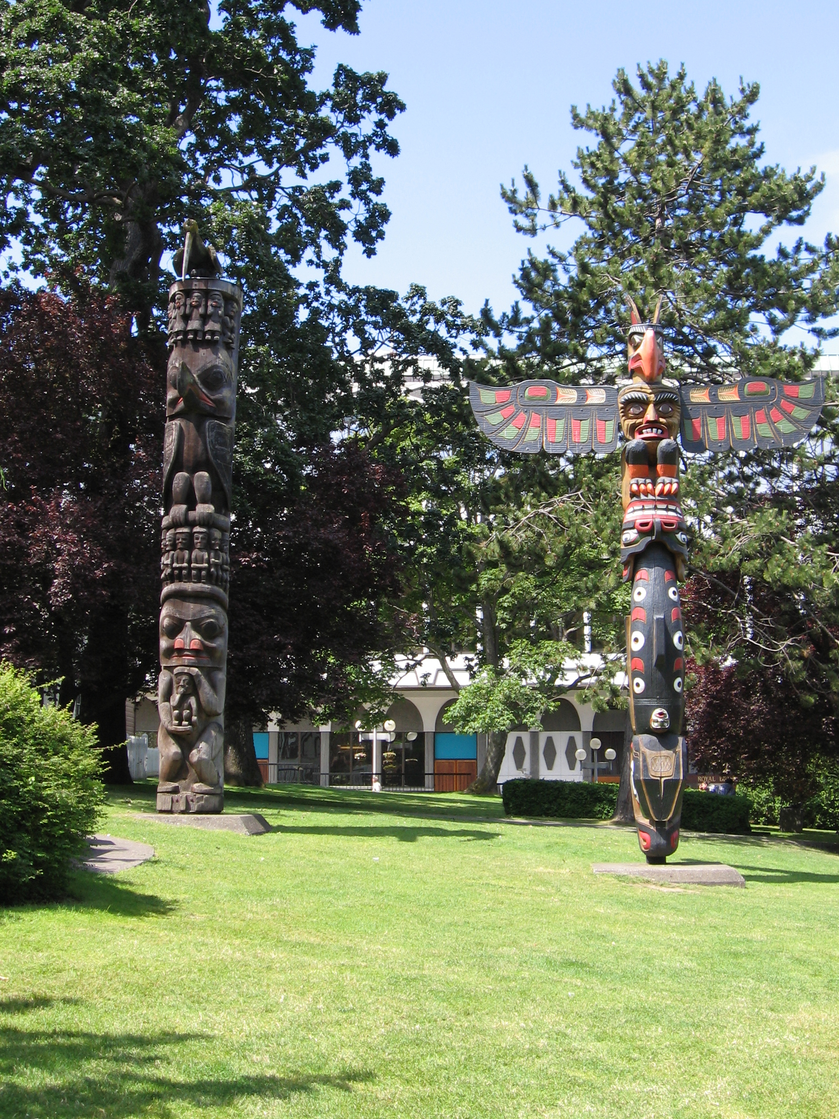 Totem Pole Artwork: Meaning, Styles and Carving Techniques