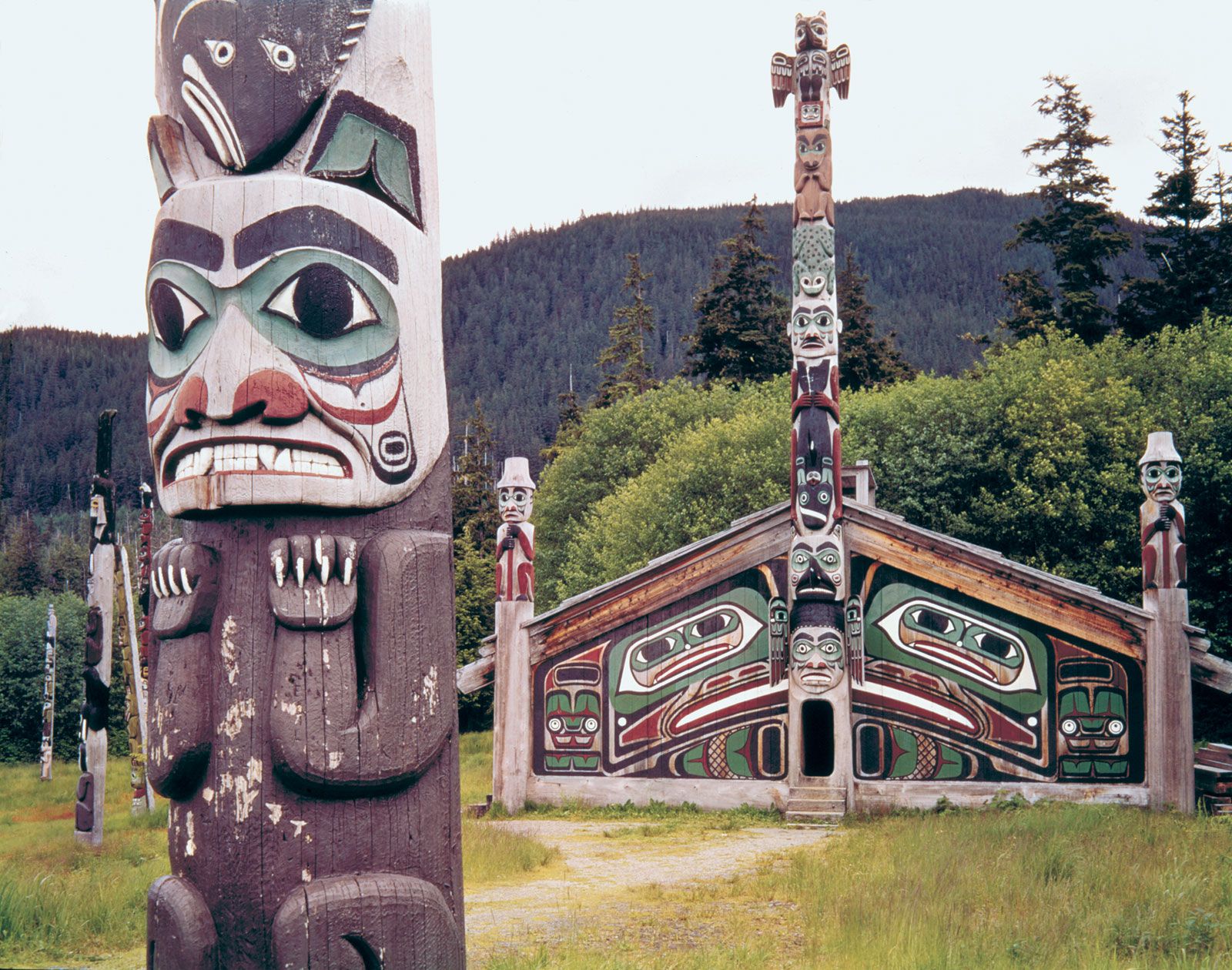 Totem Pole Artwork: Meaning, Styles and Carving Techniques