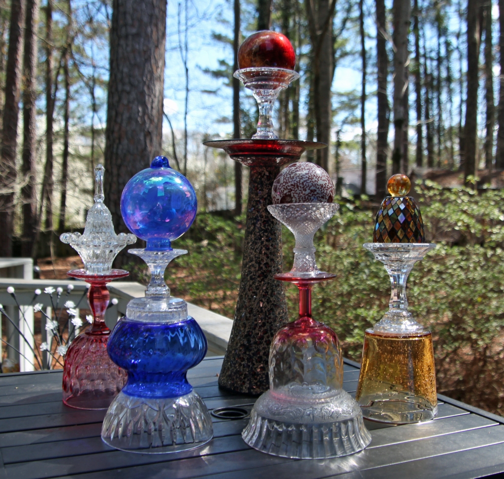 Glass garden totems: where to buy? Check out these online shops.