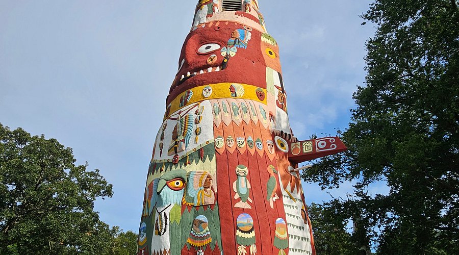 Check out the largest totem pole in the world! See photos and discover this amazing place!