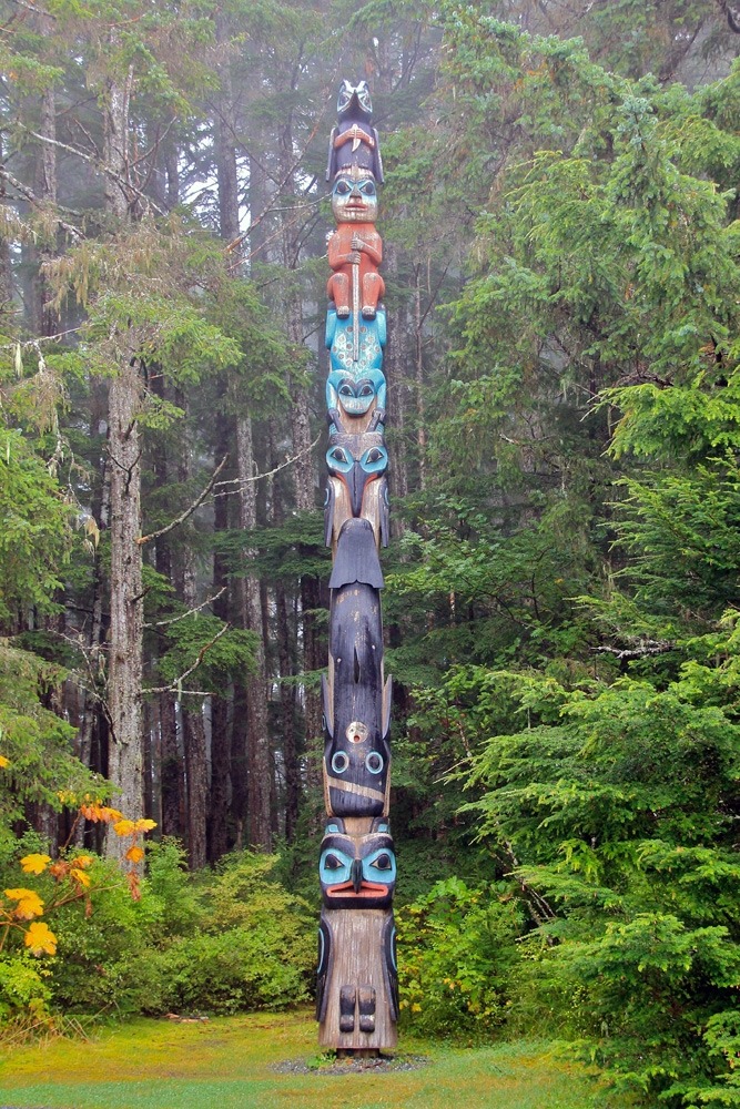 Where to see carved totem poles? Discover the best places to visit!